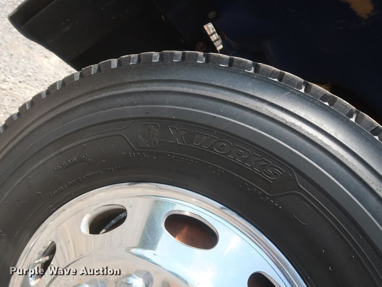 image for item HT9658 2014 Peterbilt 365  semi truck