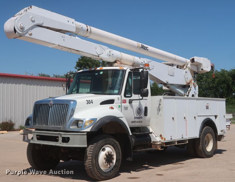 image for item HT9662 2006 International 7300  bucket truck