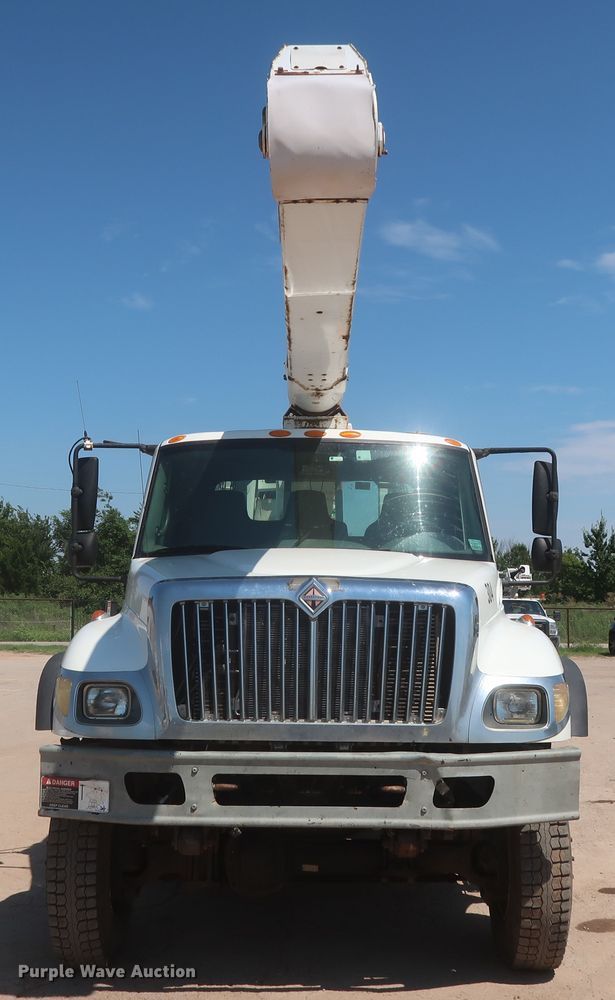 image for item HT9662 2006 International 7300  bucket truck