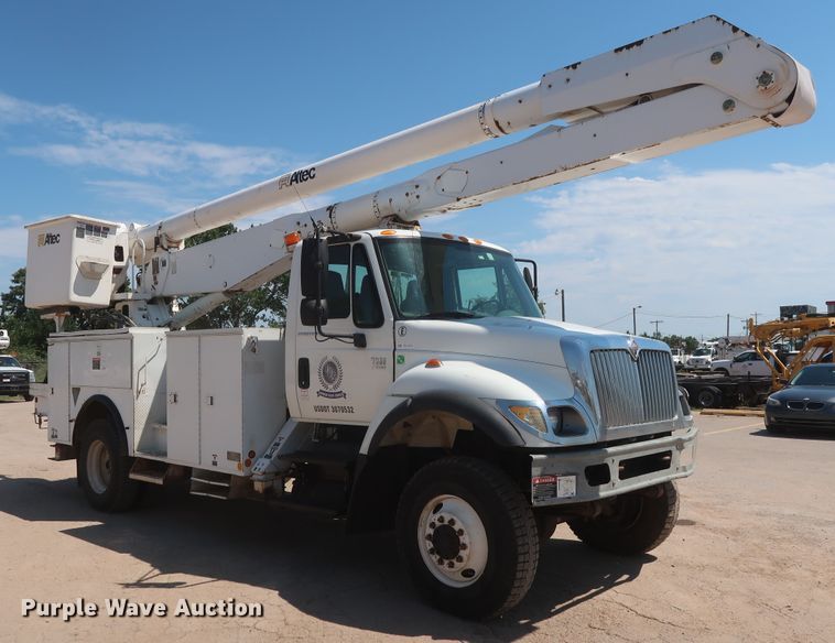 image for item HT9662 2006 International 7300  bucket truck