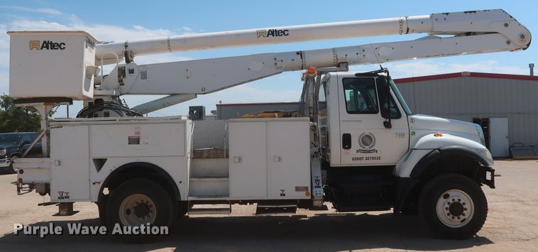image for item HT9662 2006 International 7300  bucket truck