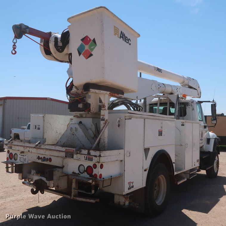 image for item HT9662 2006 International 7300  bucket truck