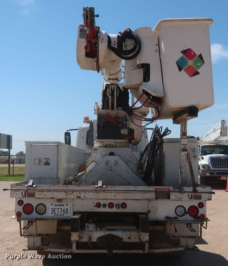 image for item HT9662 2006 International 7300  bucket truck