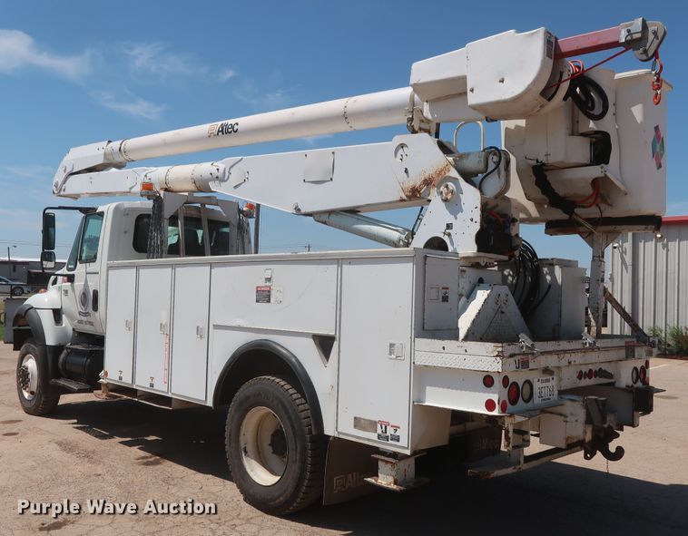 image for item HT9662 2006 International 7300  bucket truck