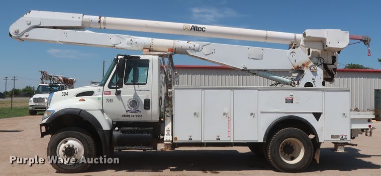 image for item HT9662 2006 International 7300  bucket truck