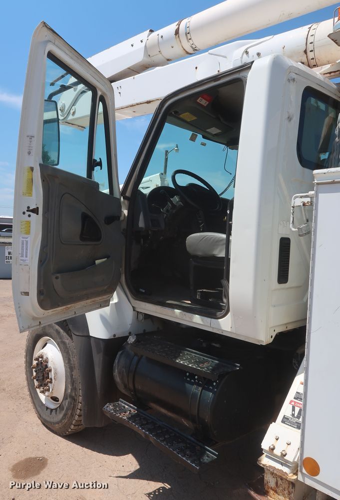 image for item HT9662 2006 International 7300  bucket truck