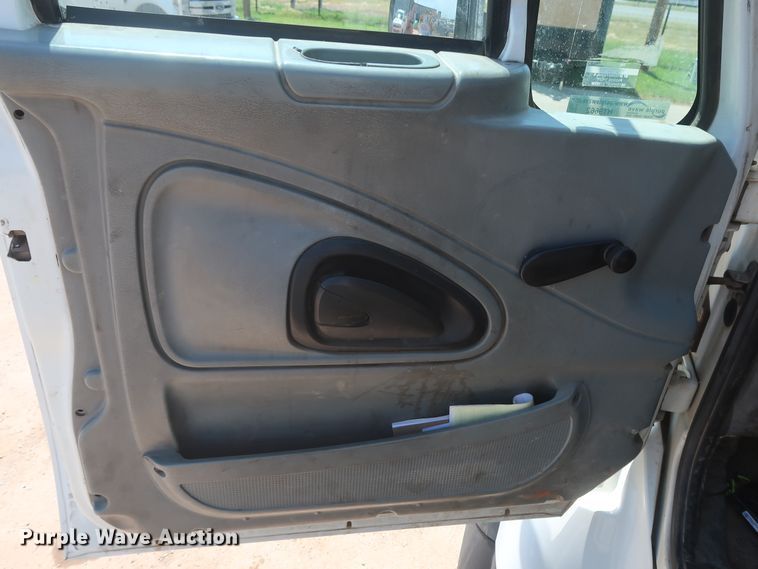 image for item HT9662 2006 International 7300  bucket truck