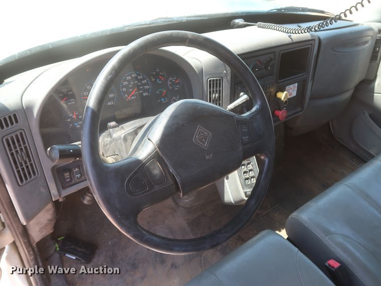 image for item HT9662 2006 International 7300  bucket truck