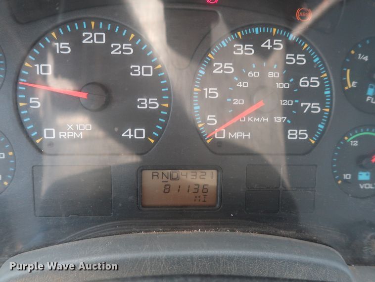 image for item HT9662 2006 International 7300  bucket truck