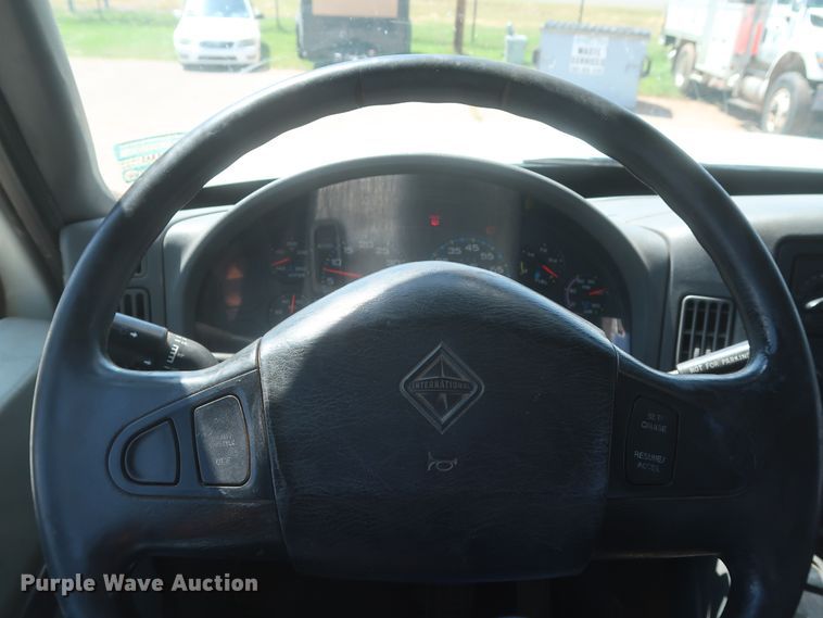 image for item HT9662 2006 International 7300  bucket truck