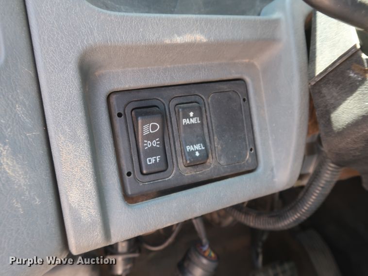 image for item HT9662 2006 International 7300  bucket truck