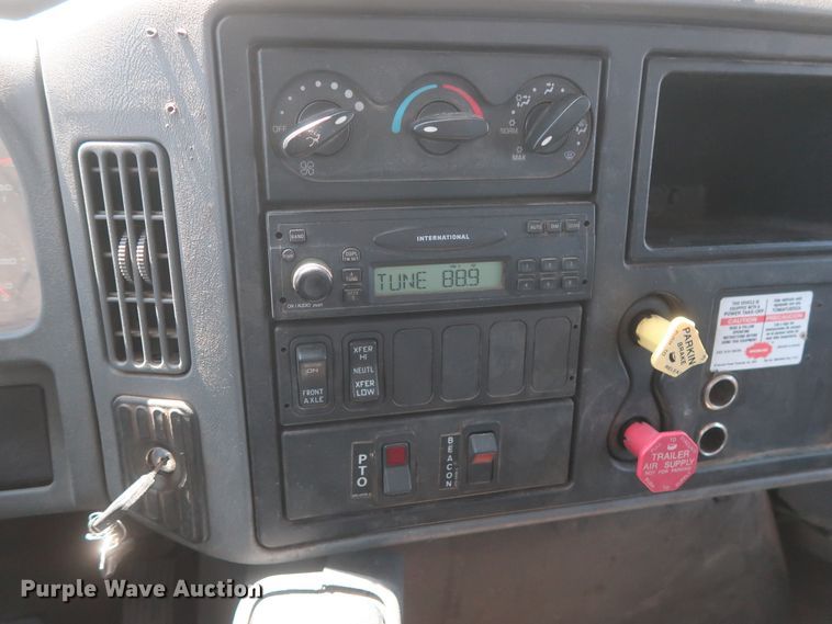 image for item HT9662 2006 International 7300  bucket truck