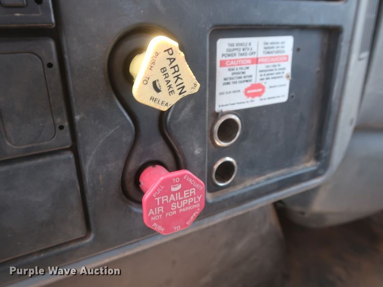 image for item HT9662 2006 International 7300  bucket truck