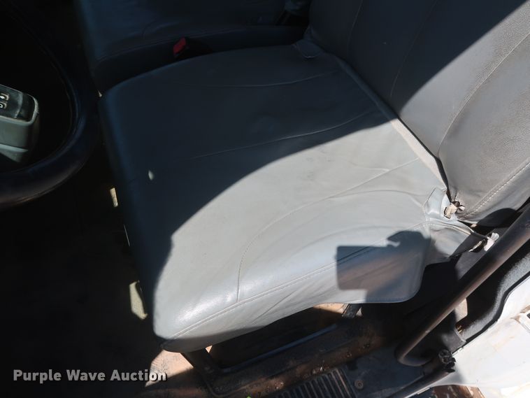 image for item HT9662 2006 International 7300  bucket truck