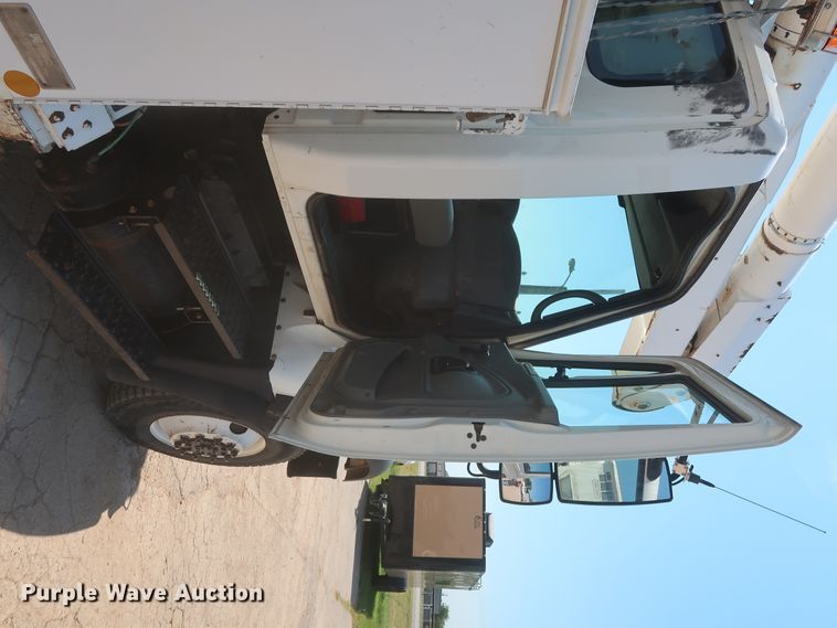 image for item HT9662 2006 International 7300  bucket truck