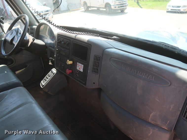 image for item HT9662 2006 International 7300  bucket truck