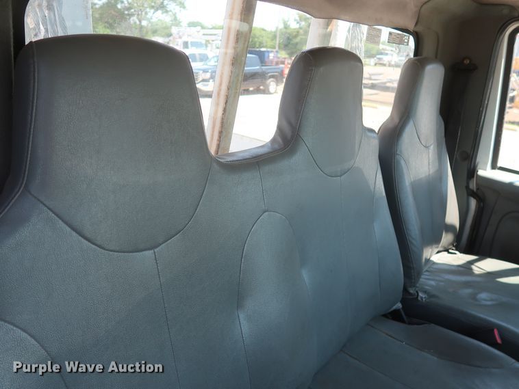 image for item HT9662 2006 International 7300  bucket truck