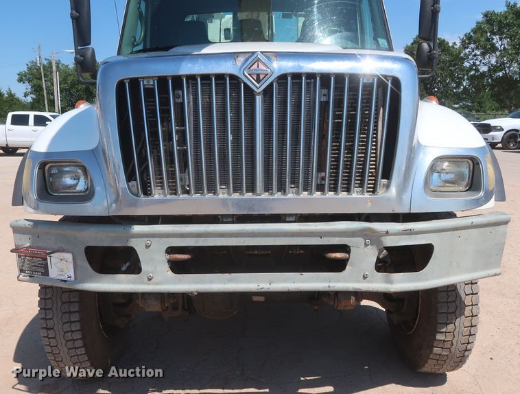 image for item HT9662 2006 International 7300  bucket truck