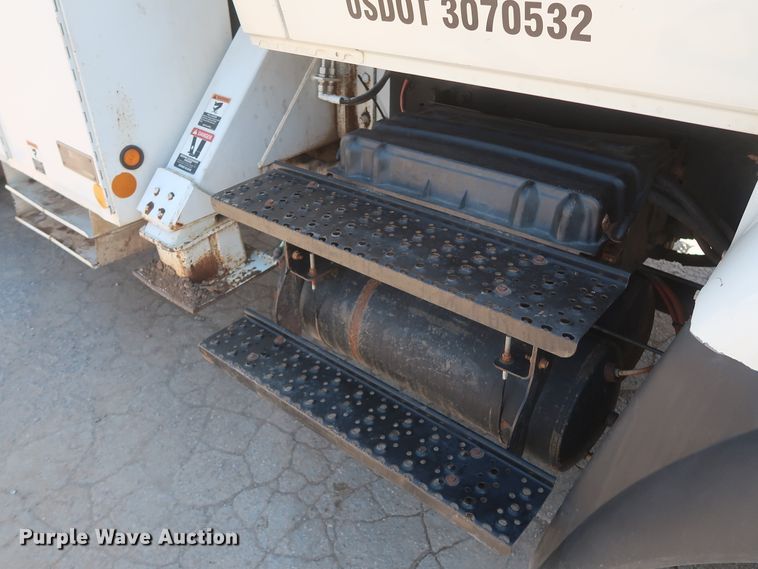 image for item HT9662 2006 International 7300  bucket truck