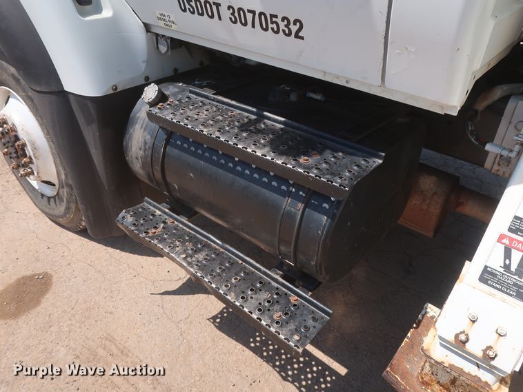 image for item HT9662 2006 International 7300  bucket truck