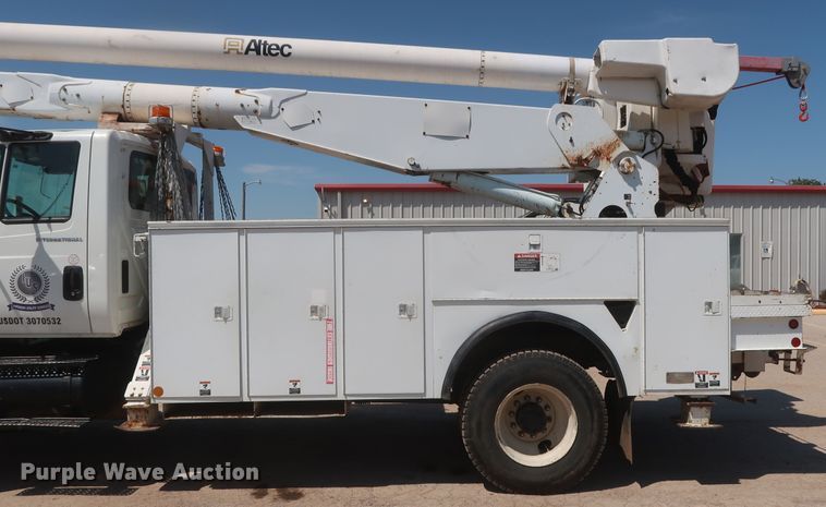 image for item HT9662 2006 International 7300  bucket truck
