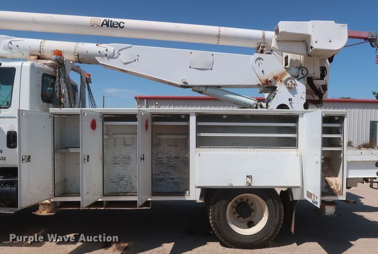 image for item HT9662 2006 International 7300  bucket truck
