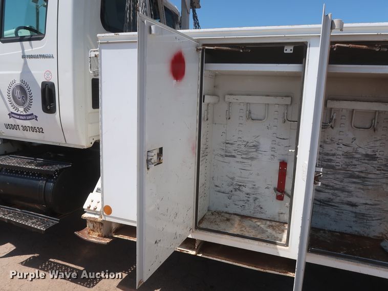 image for item HT9662 2006 International 7300  bucket truck