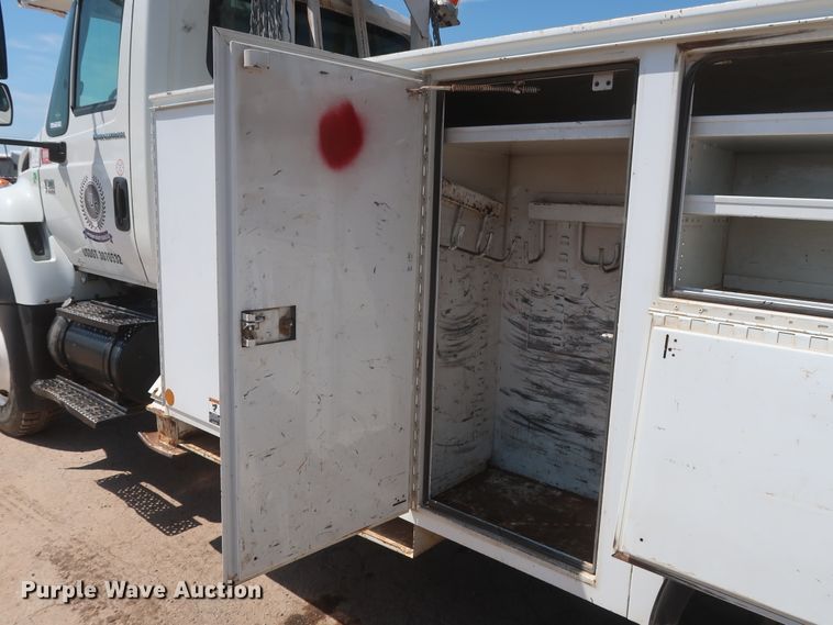 image for item HT9662 2006 International 7300  bucket truck