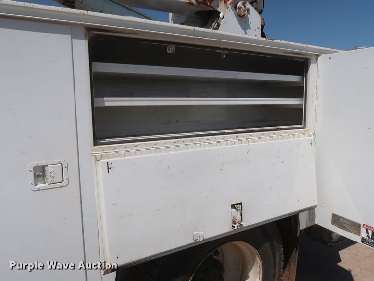 image for item HT9662 2006 International 7300  bucket truck