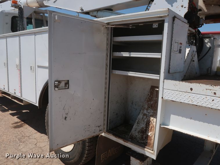 image for item HT9662 2006 International 7300  bucket truck