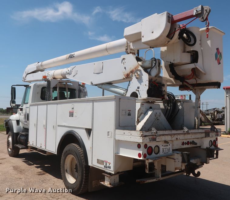 image for item HT9662 2006 International 7300  bucket truck