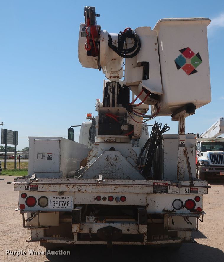 image for item HT9662 2006 International 7300  bucket truck