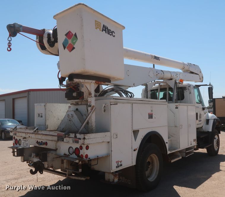 image for item HT9662 2006 International 7300  bucket truck