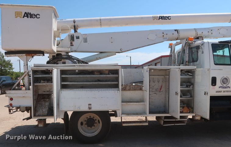 image for item HT9662 2006 International 7300  bucket truck
