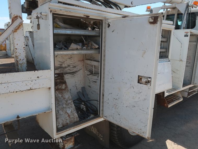 image for item HT9662 2006 International 7300  bucket truck