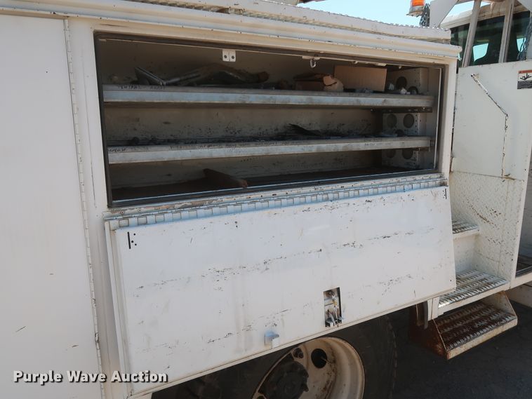 image for item HT9662 2006 International 7300  bucket truck