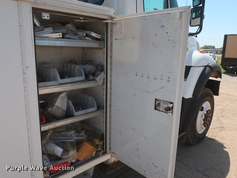 image for item HT9662 2006 International 7300  bucket truck