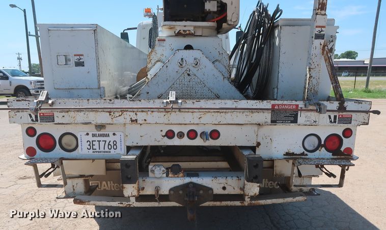 image for item HT9662 2006 International 7300  bucket truck