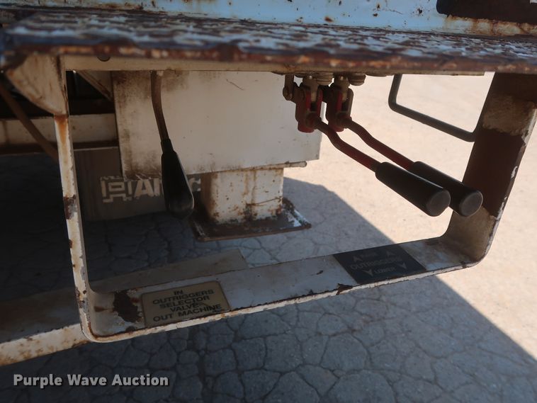 image for item HT9662 2006 International 7300  bucket truck