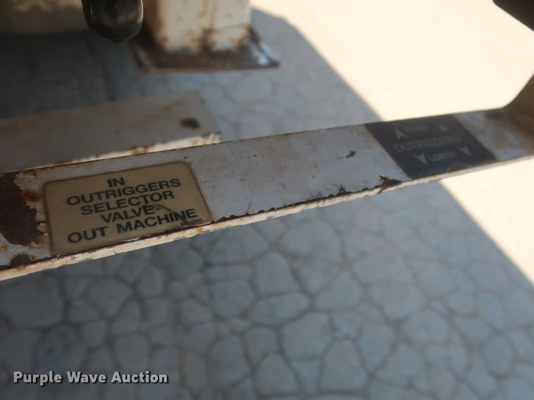 image for item HT9662 2006 International 7300  bucket truck