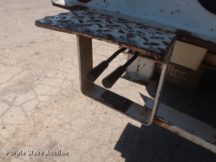 image for item HT9662 2006 International 7300  bucket truck