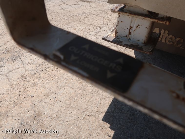 image for item HT9662 2006 International 7300  bucket truck