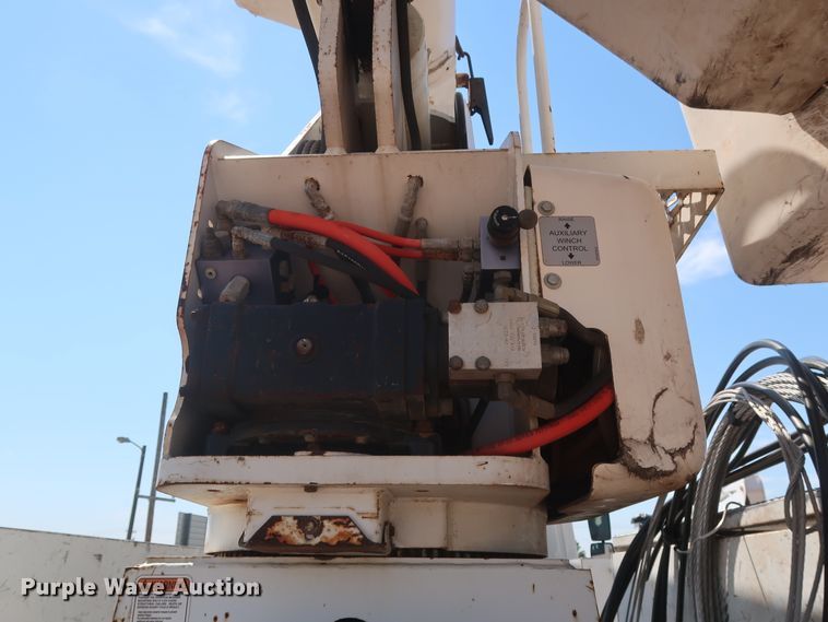 image for item HT9662 2006 International 7300  bucket truck