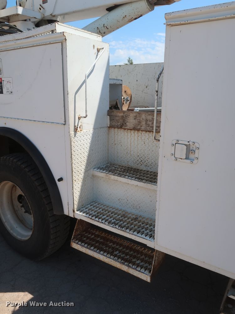 image for item HT9662 2006 International 7300  bucket truck