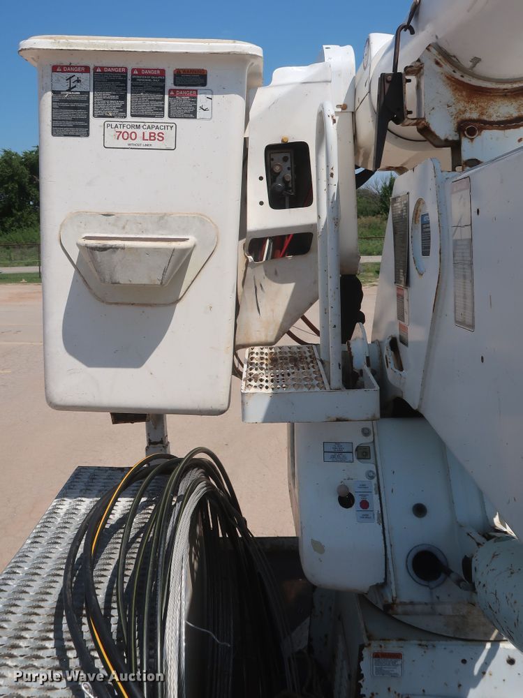 image for item HT9662 2006 International 7300  bucket truck