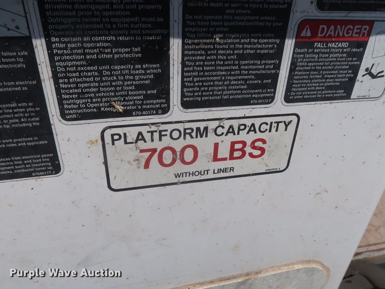 image for item HT9662 2006 International 7300  bucket truck