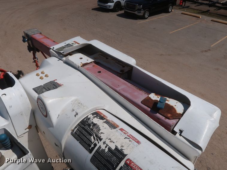 image for item HT9662 2006 International 7300  bucket truck