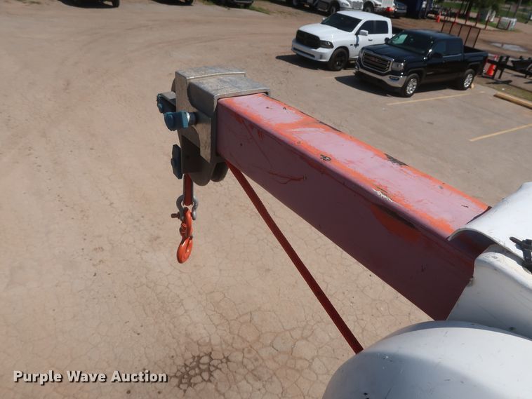 image for item HT9662 2006 International 7300  bucket truck