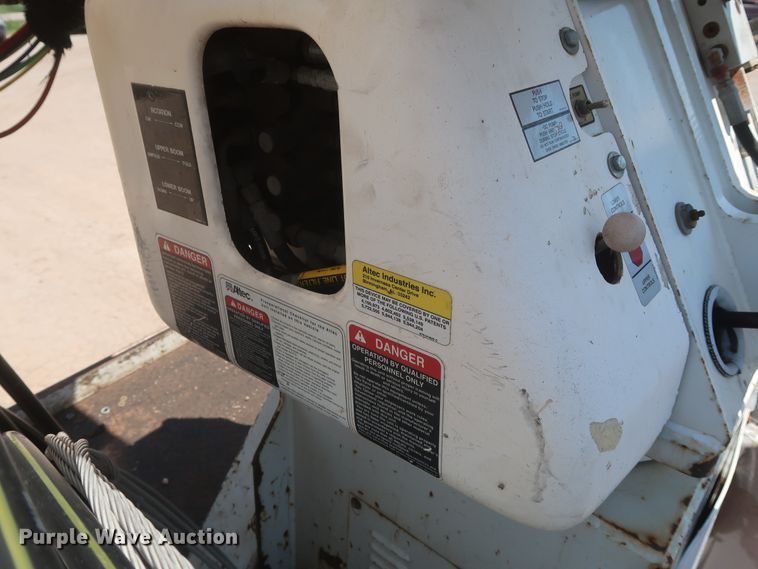 image for item HT9662 2006 International 7300  bucket truck