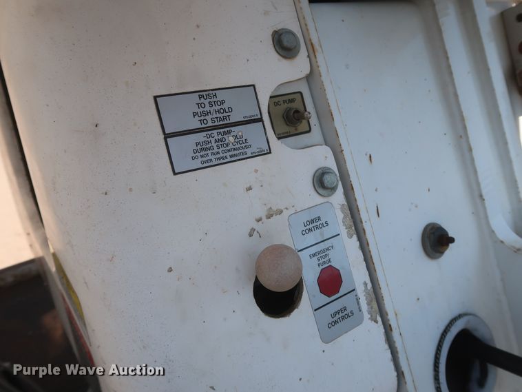 image for item HT9662 2006 International 7300  bucket truck